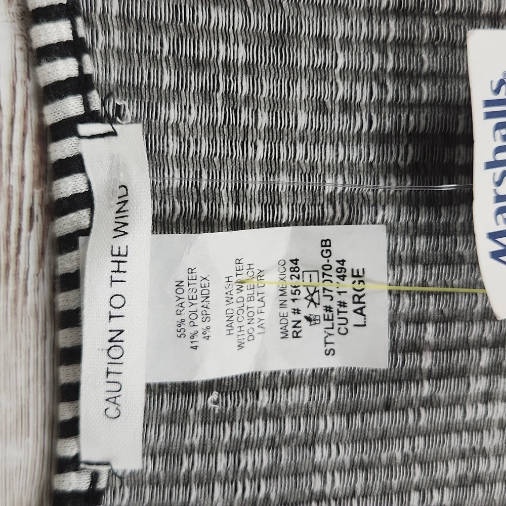 NWOT, Caution to the wind, women's blk/Wht top. V-neck, long sleeves, Sz L - Picture 4 of 6